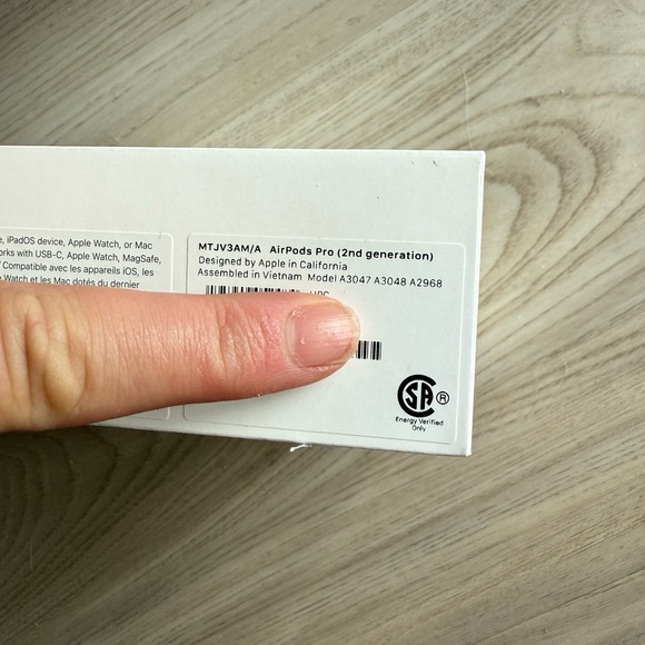 Apple AirPods Pro 2nd Generation new in box - Picture 3 of 9